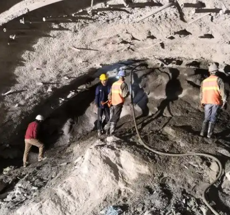 积石山拱顶带模注浆料的施工流程及注意事项